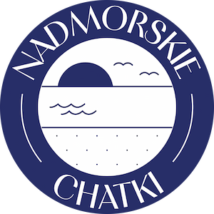 Okrągłe, niebiesko-białe logo Nadmorskie Chatki.